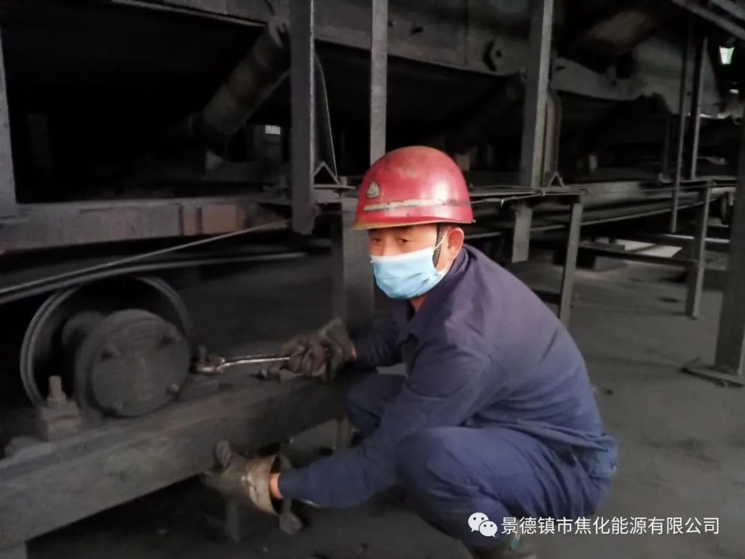 “老線這邊人手不夠，你們那邊有誰可以過來支援？”“好的，我馬上來?！甭牭竭@個消息時，羅國安剛剛結(jié)束新線的維修工作，但他二話不說，立即拿起維修包，投入到老線的維修工作當中。每天工作10小時以上已經(jīng)成為抗疫期間的常態(tài)，雖然身體很疲憊，但是他沒有任何怨言，“確實很辛苦、很累，但現(xiàn)在正是特殊時期，只有保障公司生產(chǎn)經(jīng)營“不斷檔”，我們生活才能“不斷線”，恰恰我所在的運輸廠就是承擔著焦炭煤炭運輸?shù)闹匾氊?，所以我更應該恪盡職守，保障好這些設(shè)備的穩(wěn)定運行?！?jpg